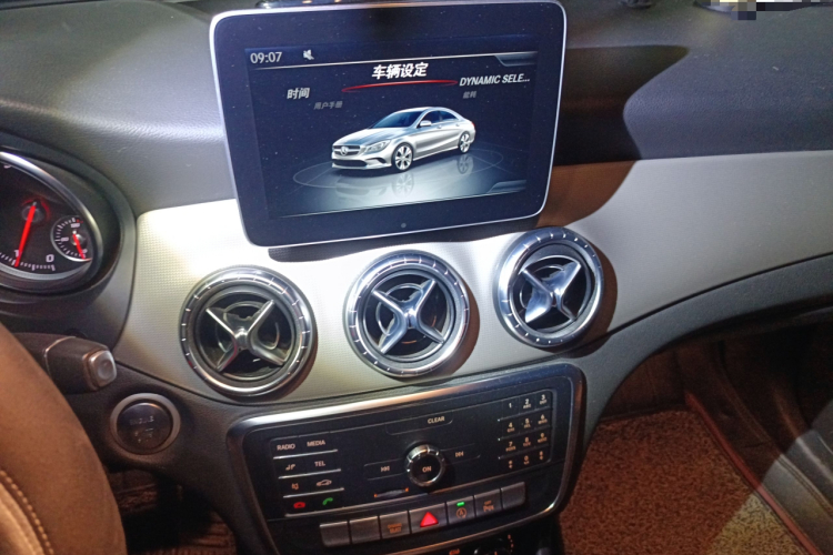 奔驰CLA 2019款 CLA 200 时尚型中控内饰16