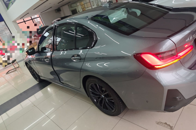 宝马3系 2023款 330i M运动曜夜套装车身外观6003