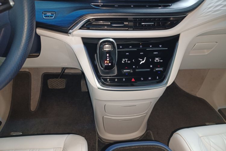 别克GL8 2020款 Avenir艾维亚 四座尊礼版中控内饰18