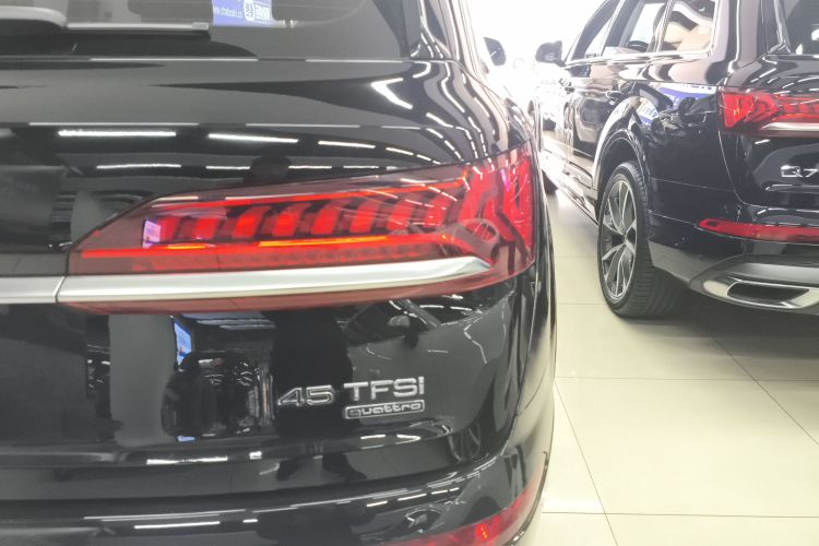 奥迪Q7 2023款 45 TFSI quattro S line运动型车身外观9