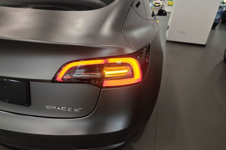 特斯拉 Model 3 2022款 后轮驱动版车身外观9