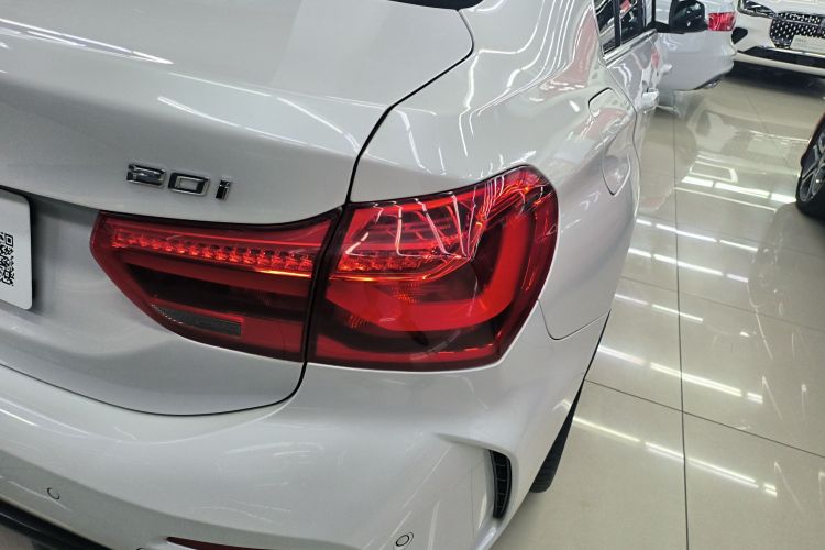 宝马1系 2023款 120i M运动版车身外观9