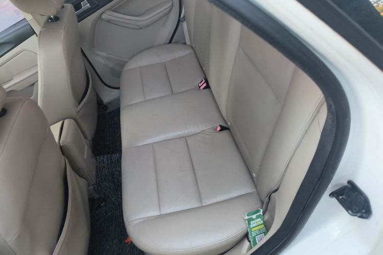 福特 福克斯 2013款 三厢经典 1.8L 自动时尚型中控内饰21