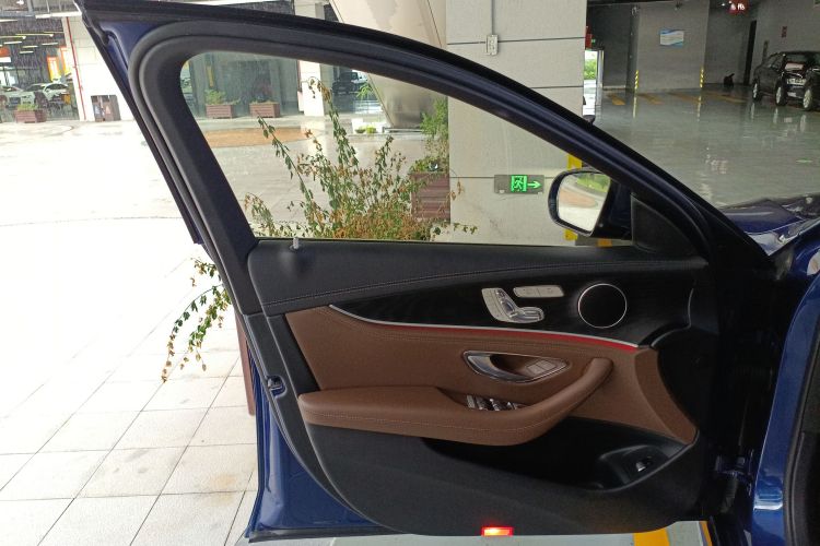 奔驰E级 2018款 E 300 L 运动时尚型中控内饰7007