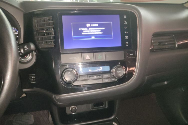 三菱 欧蓝德 2018款 2.0L 两驱荣耀版 5座中控内饰16