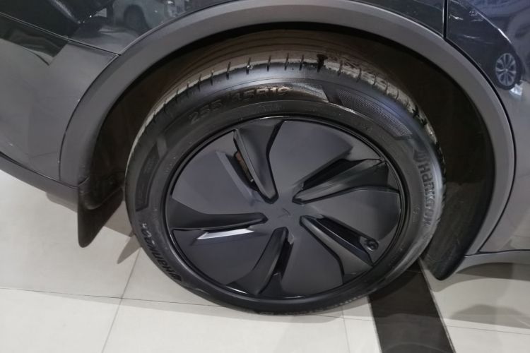 特斯拉 Model Y 2025款 长续航全轮驱动 首发版车身外观6008