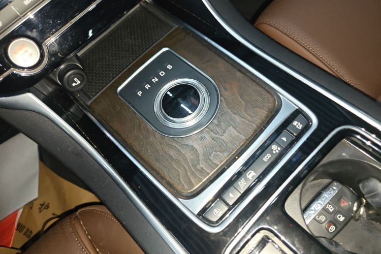 捷豹XFL 2018款 XFL 2.0T 250PS 豪华版中控内饰18