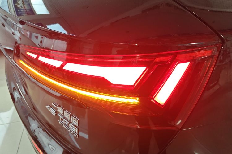 奥迪Q5L 2025款 45周年典藏版 45 TFSI 豪华动感型车身外观6006