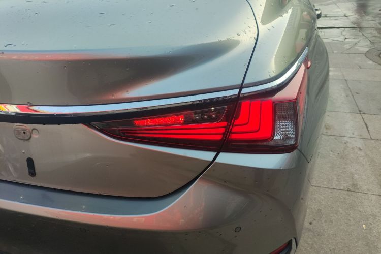 雷克萨斯ES 2022款 200 卓越版车身外观9