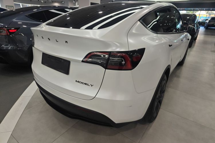 特斯拉 Model Y 2024款 后轮驱动版车身外观7