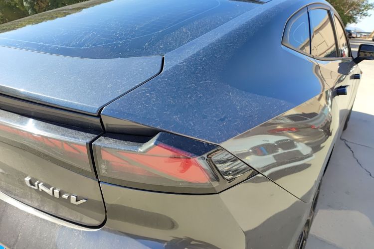 长安UNI-V 2022款 1.5T 尊贵型车身外观9