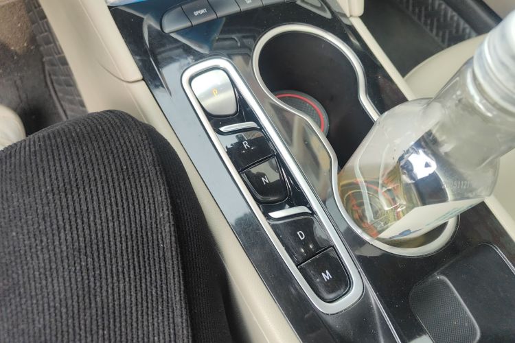 别克 君威 2020款 552T 精英型中控内饰18