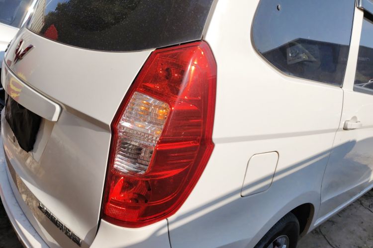 五菱汽车 五菱宏光 2016款 1.5L 改款S舒适型车身外观9