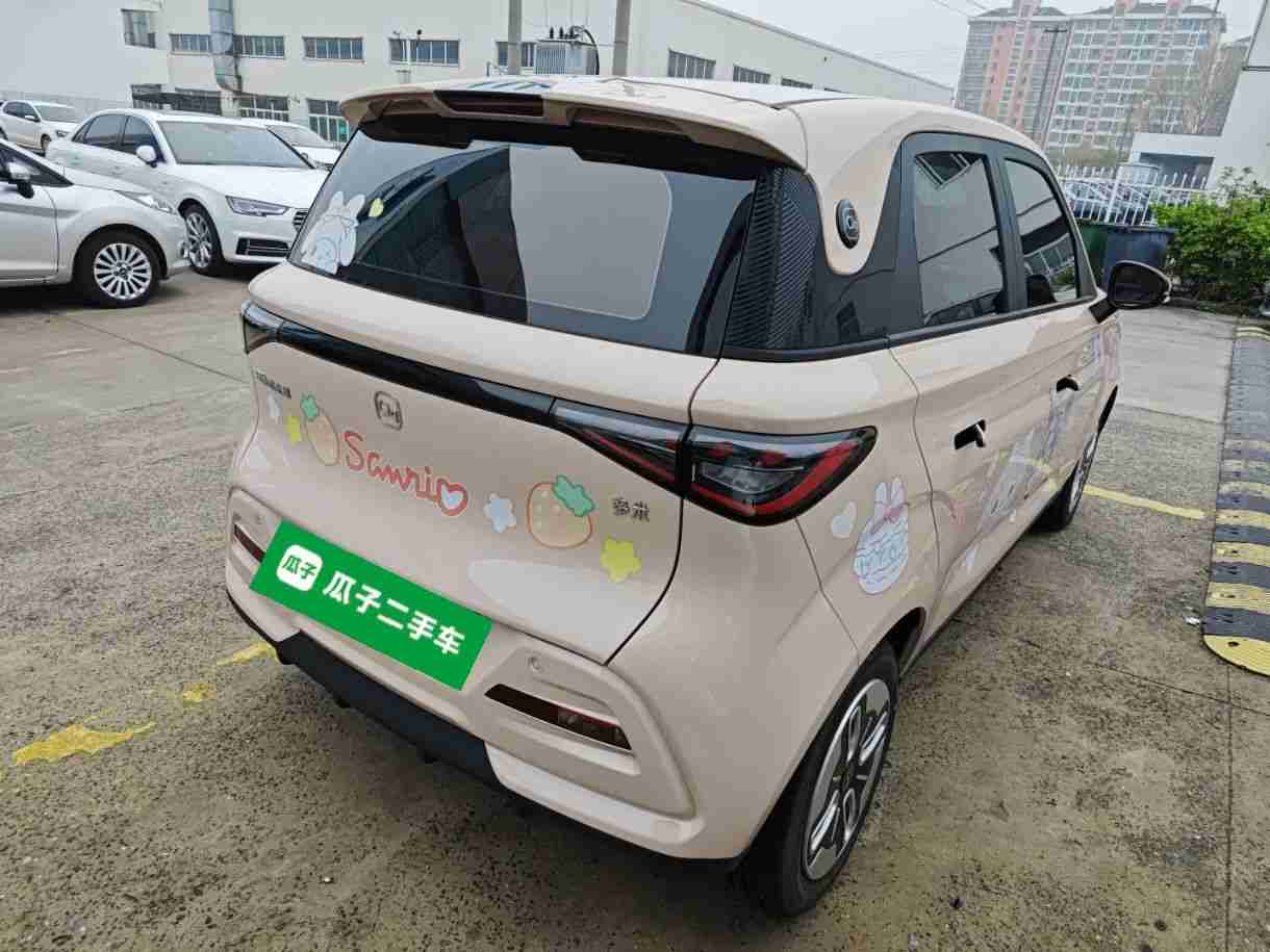 车辆右后45度外观展示