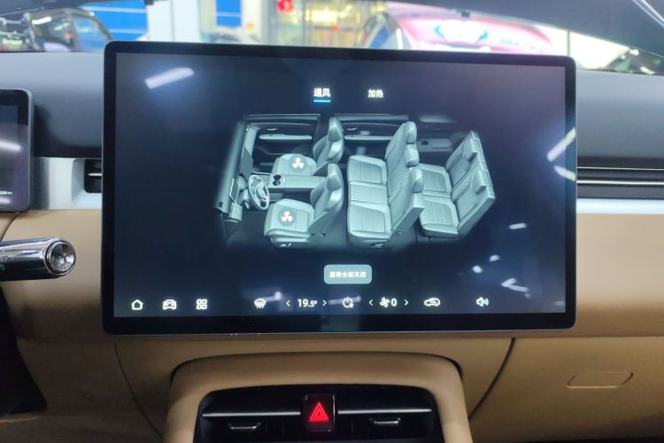 蓝电E5 PLUS 2025款 120km 标准旅行定制版 7座局部细节16