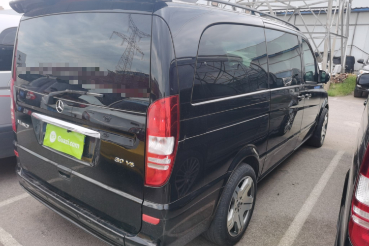 奔驰 唯雅诺 2013款 3.0L 舒适版车身外观7