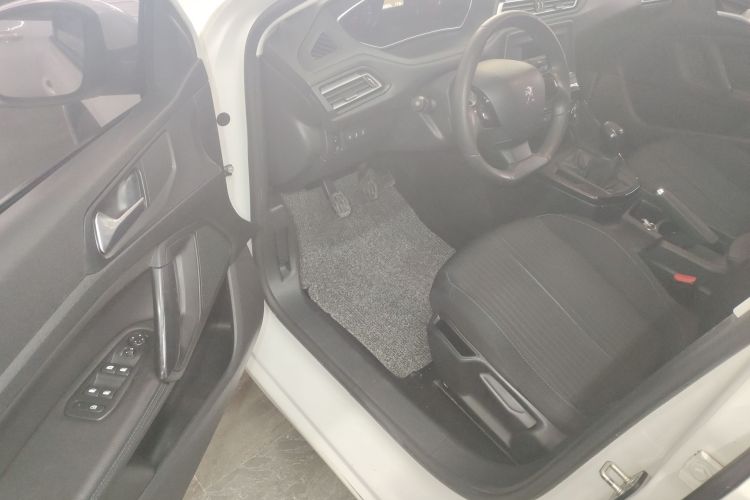 标致308 2018款 1.6L 手动时尚版中控内饰20