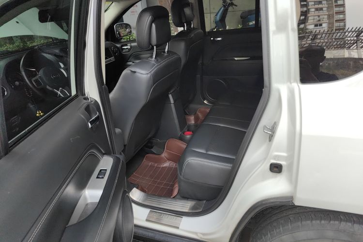 Jeep 指南者(进口) 2013款 2.0L 两驱豪华版中控内饰21