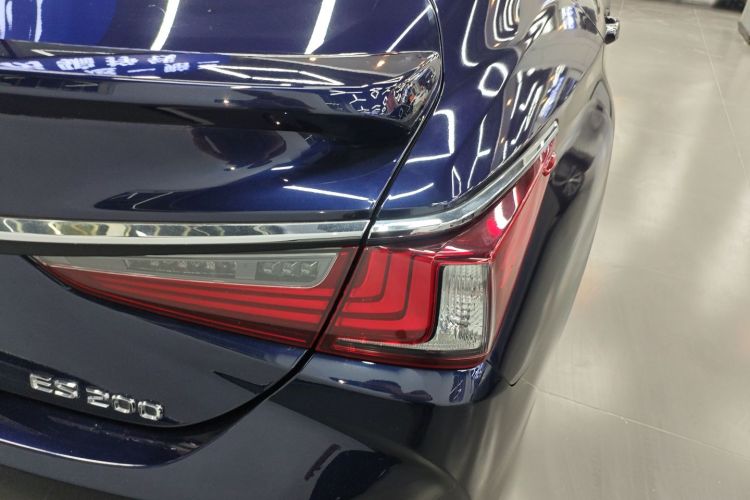 雷克萨斯ES 2020款 200 卓越版车身外观9