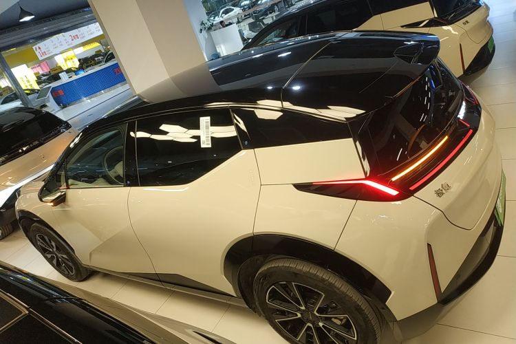 极氪X 2025款 四座后驱魔方版车身外观6003