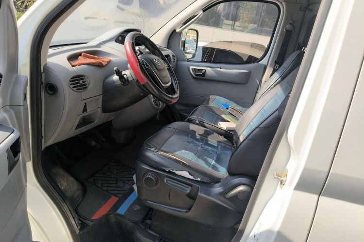 上汽大通MAXUS 新途V80 2021款 2.0T AMT经典傲运通短轴中顶5/6座中控内饰19