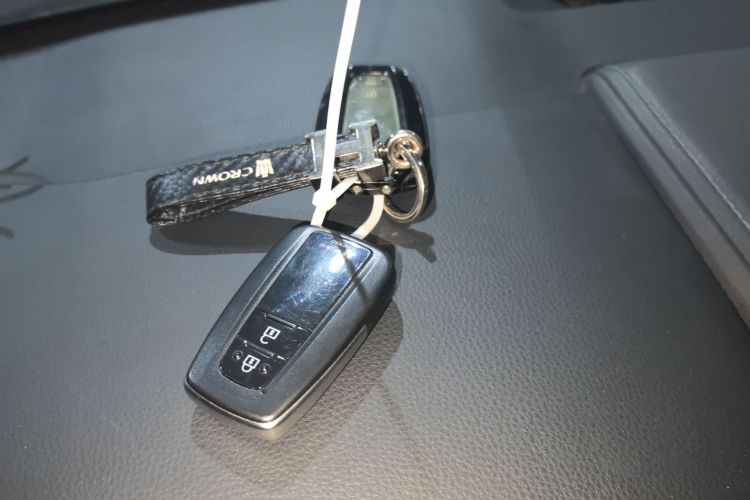 丰田 皇冠陆放 2021款  2.5L HEV两驱进取版中控内饰11