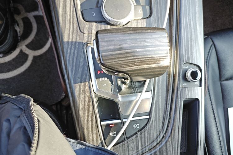 奥迪A4L 2018款 30周年年型 40 TFSI 进取型中控内饰18