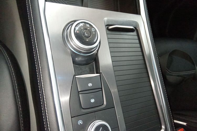 福特 探险者 2023款 EcoBoost 285 四驱风尚plus版 6座中控内饰18