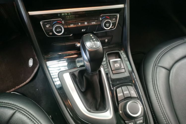 宝马2系旅行车 2016款 218i 领先型中控内饰18