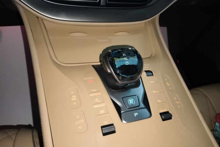 腾势D9 2022款 DM-i 970 四驱尊荣型中控内饰18