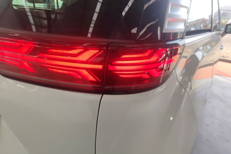 腾势D9 2022款 DM-i 1040 尊贵型车身外观9