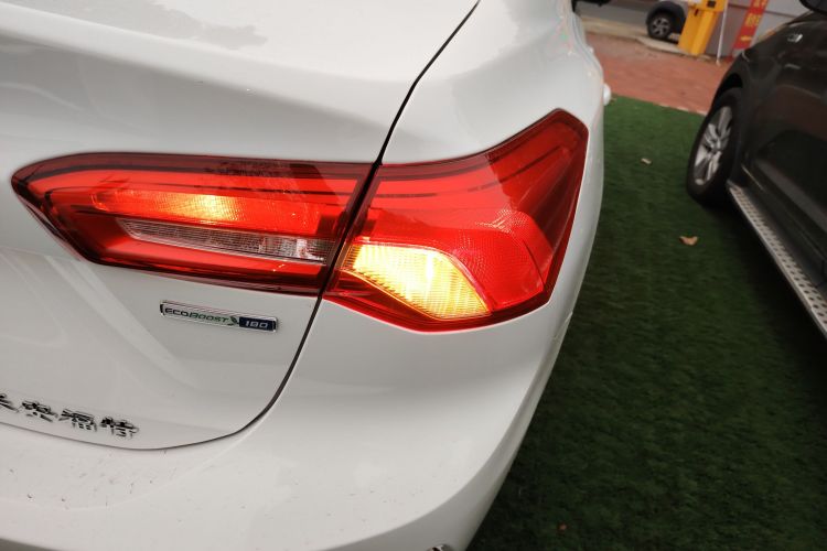 福特 福克斯 2021款 三厢 EcoBoost 180 自动锋潮型车身外观9