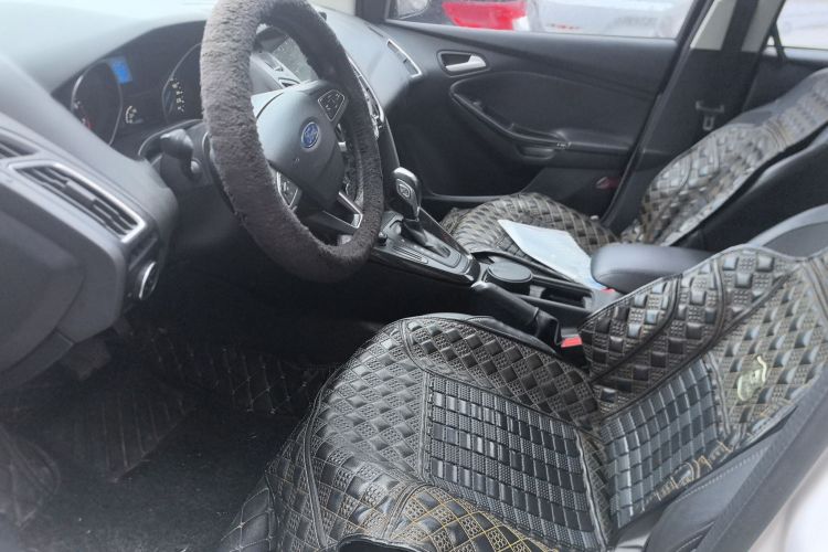 福特 福克斯 2015款 三厢 1.6L 自动风尚型中控内饰19