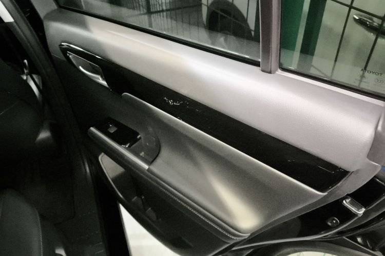 丰田 汉兰达 2023款 2.5L智能电混双擎两驱尊贵版 7座中控内饰45