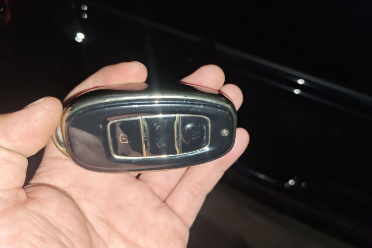 红旗E-QM5 2022款 431km 充电乐享版中控内饰7001