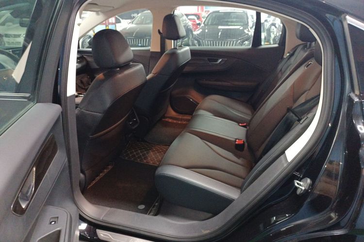 红旗E-QM5 2022款 431km 充电乐享版中控内饰7004