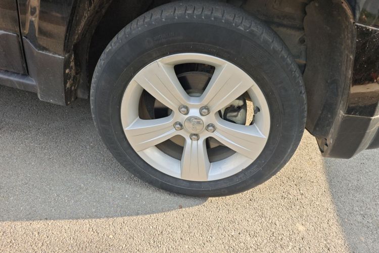 Jeep 自由客 2015款 2.4L 运动版车身外观10