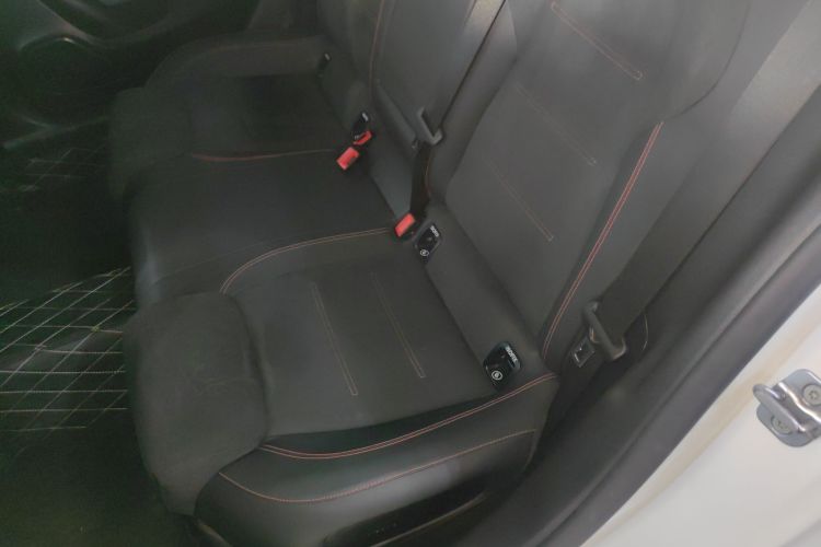 奔驰A级 2024款 改款 A 200 L 时尚型中控内饰21