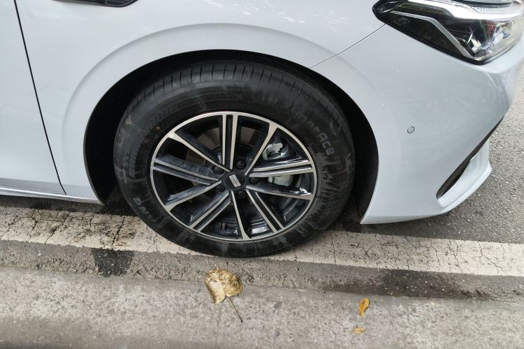 吉利银河 银河A7 2025款 EM-i 70km 豪享版车身外观10