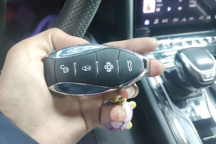 红旗H5 2023款 2.0T 自动智联旗领版中控内饰11