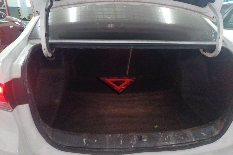 别克 英朗 2019款 15T 双离合互联精英型 国VI机舱底盘23