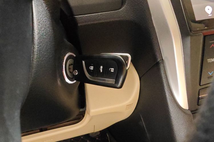 丰田 凯美瑞 2016款 2.0E 十周年纪念精英版中控内饰11