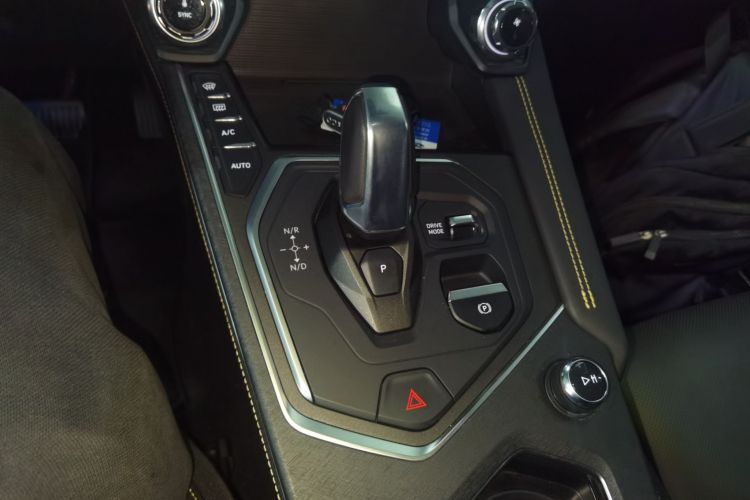 领克01 2023款 2.0TD 两驱型Pro中控内饰18