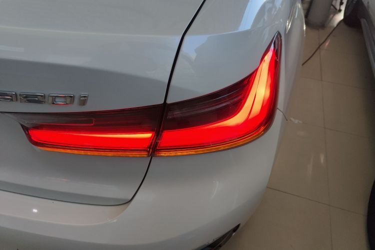 宝马3系 2022款 320i 运动套装车身外观9