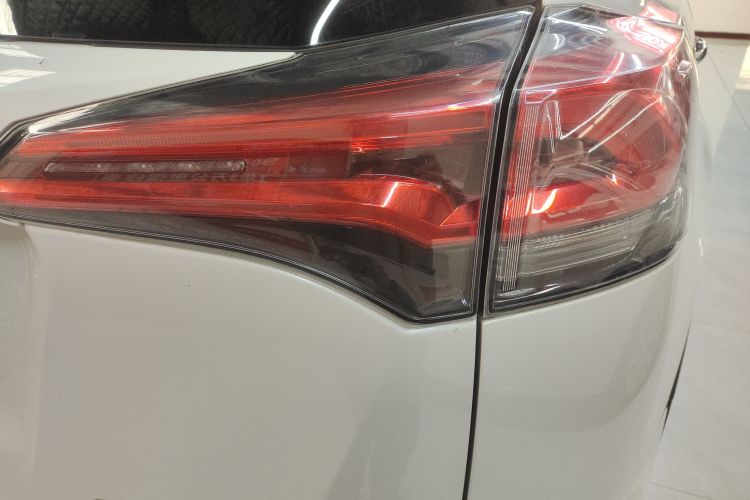 丰田 RAV4荣放 2016款 2.5L 自动四驱精英版车身外观9