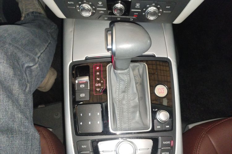 奥迪A6L 2014款 30 FSI 技术型中控内饰18