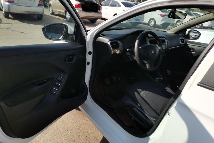 标致301 2016款 1.6L 手动舒适版中控内饰20