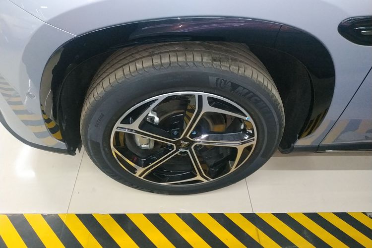 哪吒汽车 哪吒L 2024款 增程 310 闪充红衣版车身外观35