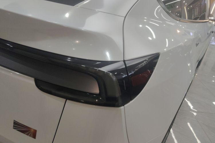 特斯拉 Model Y 2025款 后轮驱动 首发版车身外观9