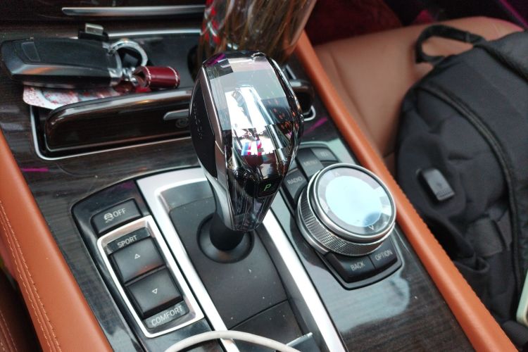 宝马7系 2013款 730Li 领先型中控内饰18